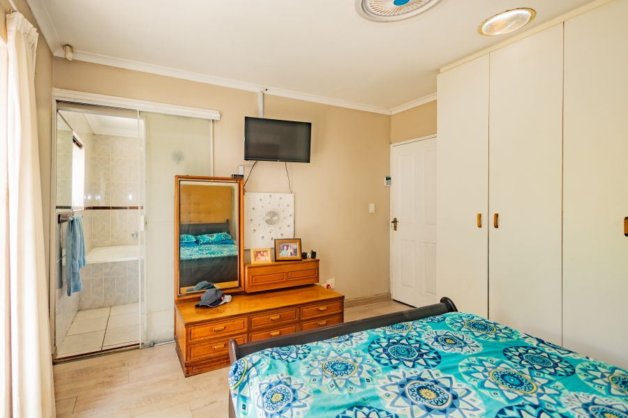 6 Bedroom Property for Sale in Uitzicht Western Cape